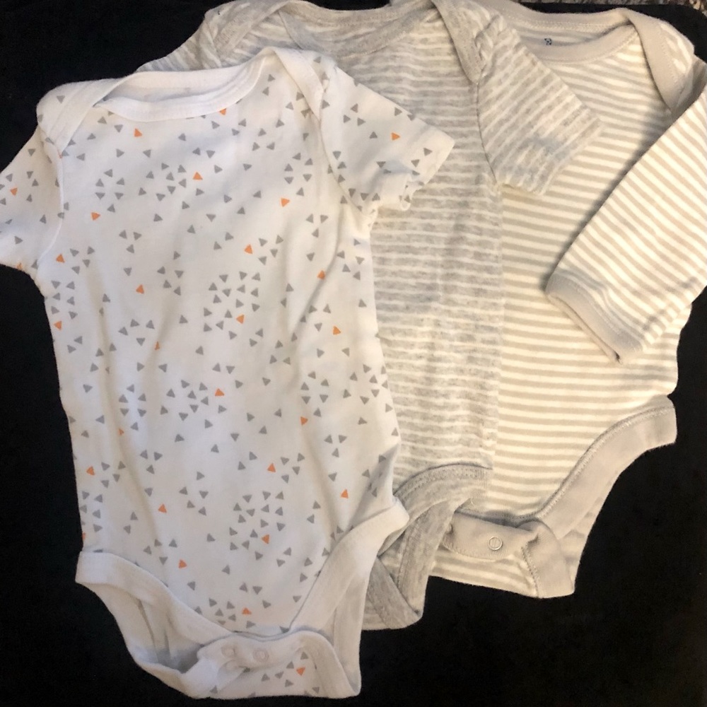 3 newborn baby onesies.